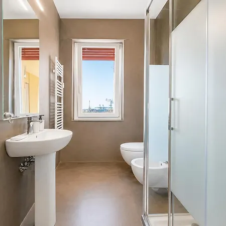 Sea View & Private Garage , 3 Bedrooms شقة *